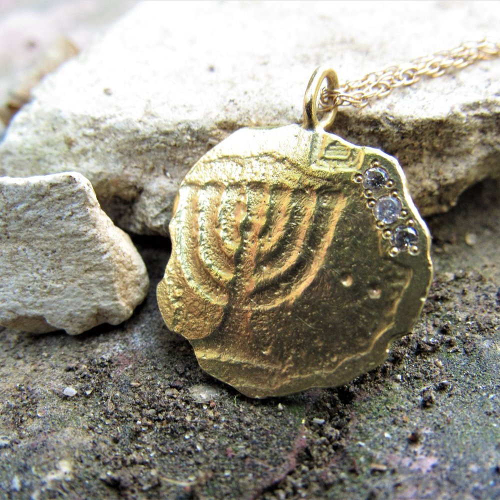 Gold diamonds necklace.